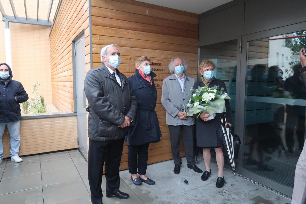 Un mec et sa meuf baptisent leur appart Un mec et sa meuf baptisent leur appart